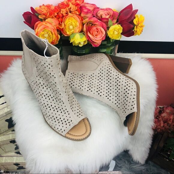 NWOB Dr. Scholl's Peyton Peep Toe Buff Ankle Booties - Picture 2 of 6